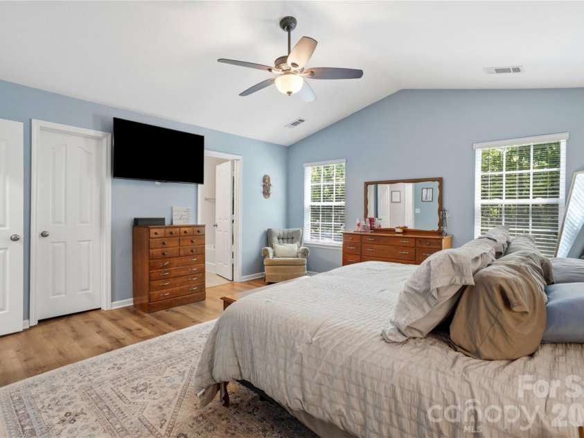 9428 Quilting Bee Lane, Charlotte, NC 28216.  MLS# CAR4400381, YatesRealty ID 35031. 