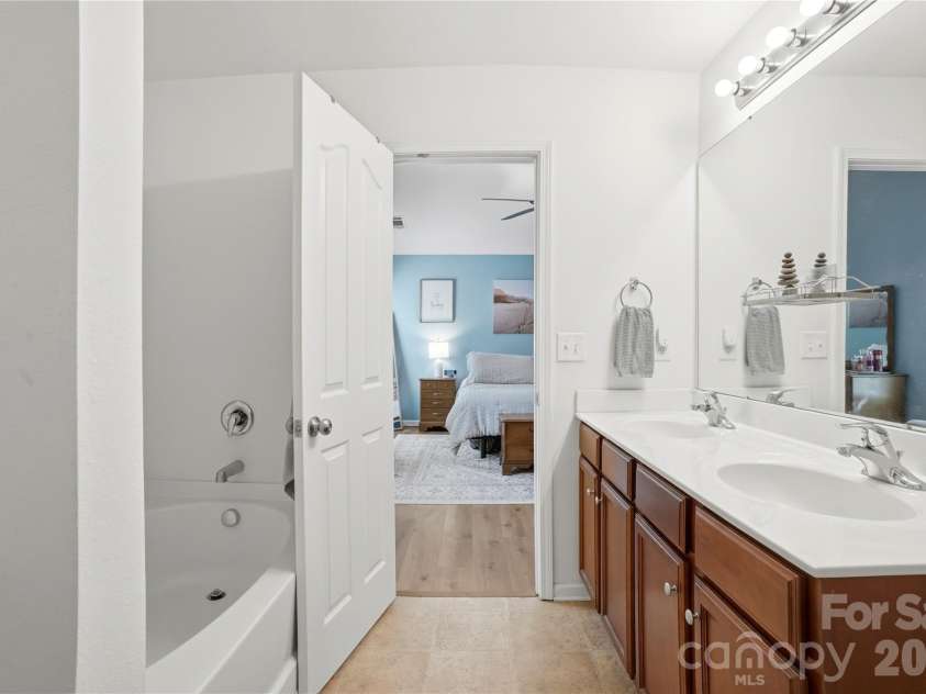 9428 Quilting Bee Lane, Charlotte, NC 28216.  MLS# CAR4400381, YatesRealty ID 35031. 