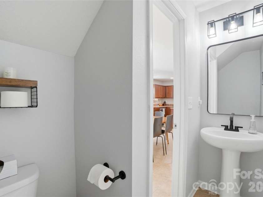 9428 Quilting Bee Lane, Charlotte, NC 28216.  MLS# CAR4400381, YatesRealty ID 35031. Half Bathroom on Main