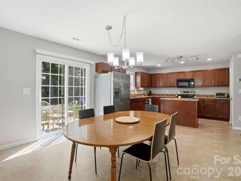 9428 Quilting Bee Lane, Charlotte, NC 28216.  MLS# CAR4400381, YatesRealty ID 35031. Kitchen & Dining