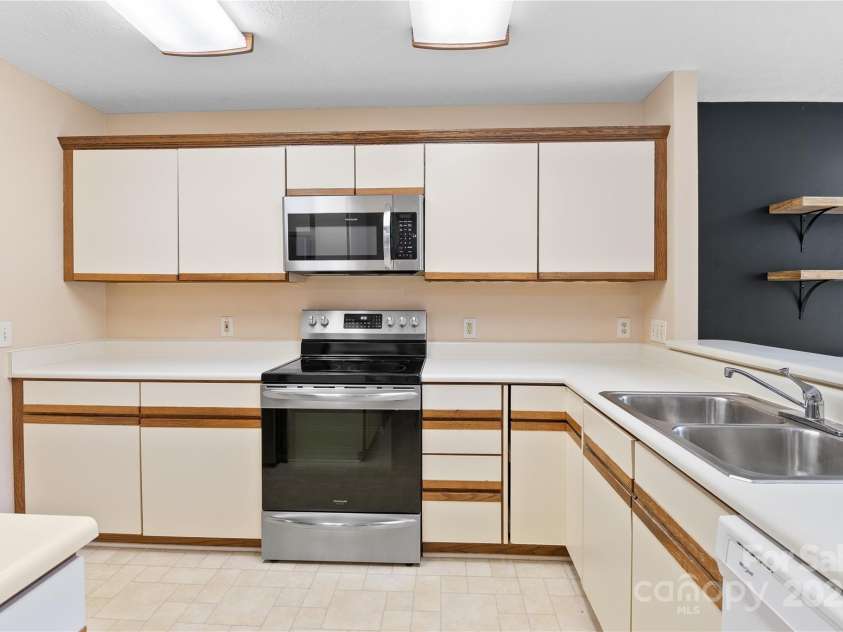 131 Jenny Lind Drive, Hendersonville, NC 28791.  MLS# CAR4294642, YatesRealty ID 35033. 