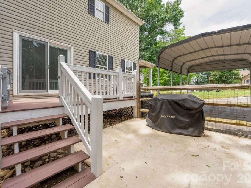 7734 Red Robin Trail, Denver, NC 28037.  MLS# CAR4398482, YatesRealty ID 35033. Deck off Dining Room leading to Patio