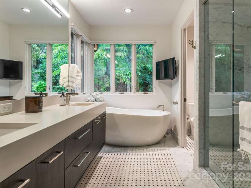 80 Kimberly Knoll Road, Asheville, NC 28804.  MLS# CAR4275443, YatesRealty ID 35034. Primary bathroom