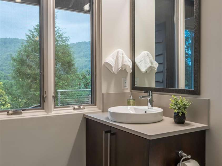 80 Kimberly Knoll Road, Asheville, NC 28804.  MLS# CAR4275443, YatesRealty ID 35034. Second en-suite bath