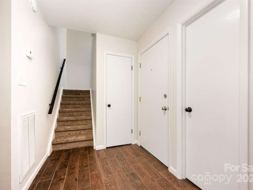 7800 Hummingbird Lane, Charlotte, NC 28212.  MLS# CAR4291646, YatesRealty ID 35039. 