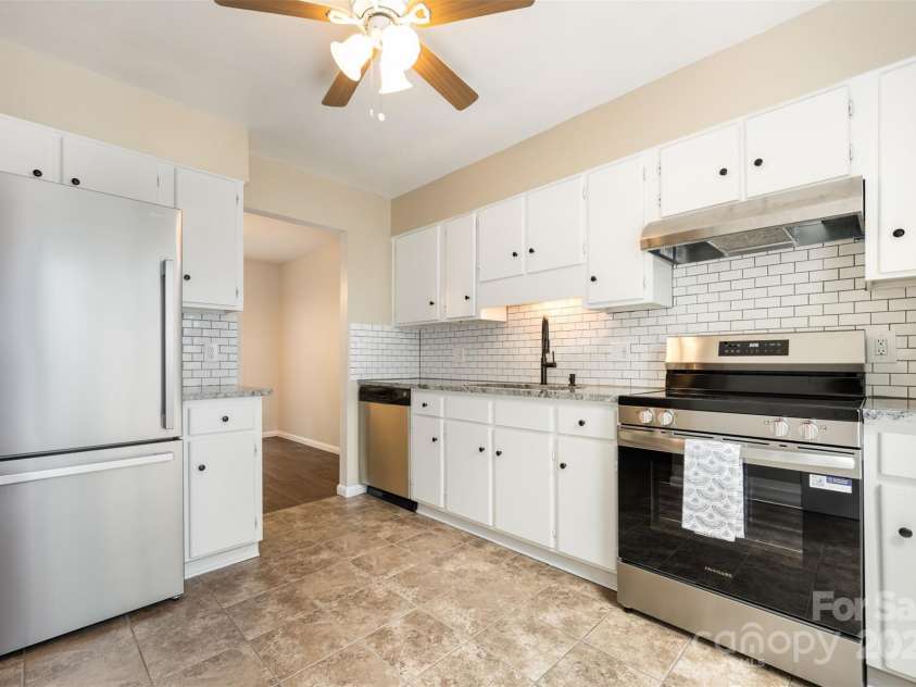 7800 Hummingbird Lane, Charlotte, NC 28212.  MLS# CAR4291646, YatesRealty ID 35039. 