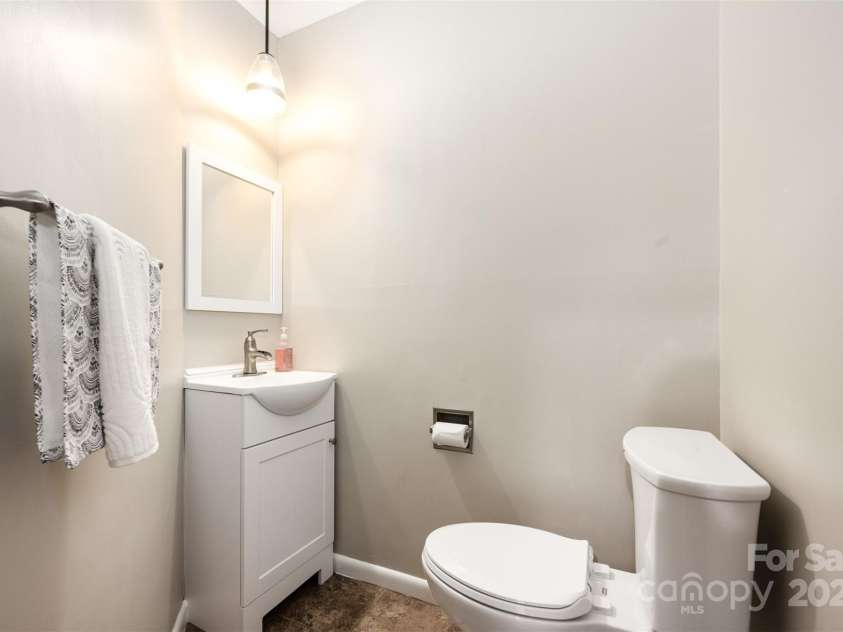 7800 Hummingbird Lane, Charlotte, NC 28212.  MLS# CAR4291646, YatesRealty ID 35039. 