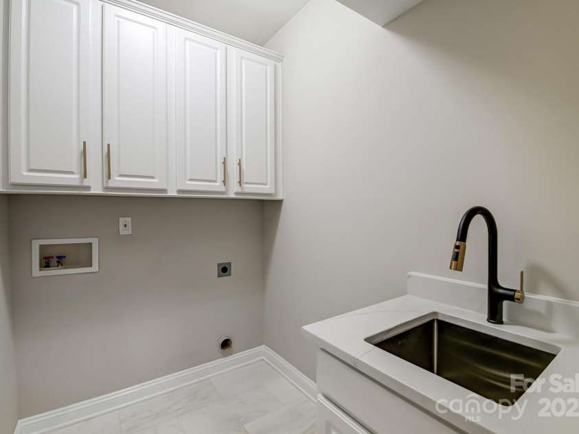 8707 Fairview Road, Charlotte, NC 28226.  MLS# CAR4252861, YatesRealty ID 35040. 