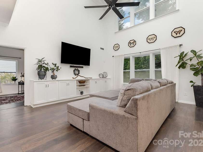 1227 Clover Lane, Matthews, NC 28104.  MLS# CAR4286163, YatesRealty ID 35041. 