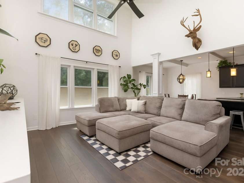 1227 Clover Lane, Matthews, NC 28104.  MLS# CAR4286163, YatesRealty ID 35041. 