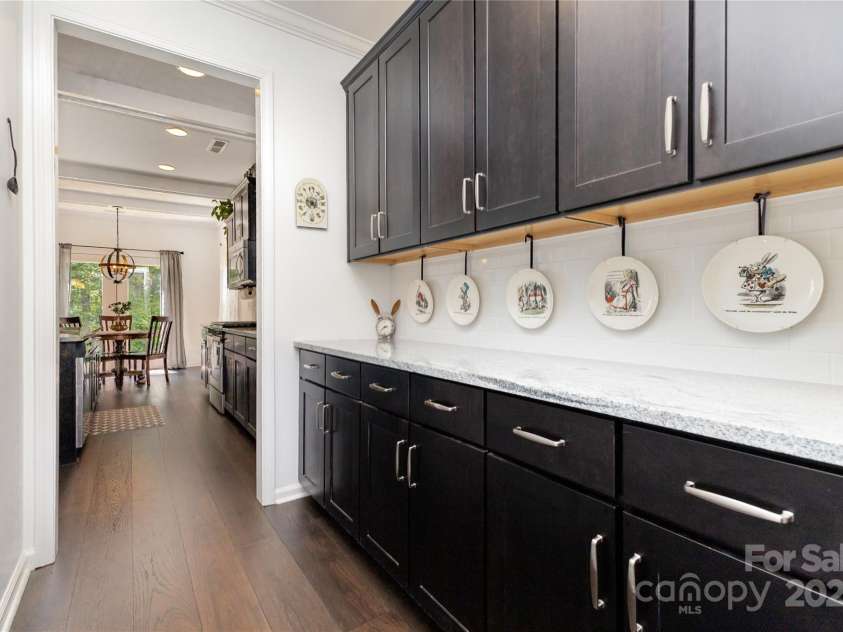 1227 Clover Lane, Matthews, NC 28104.  MLS# CAR4286163, YatesRealty ID 35041. 