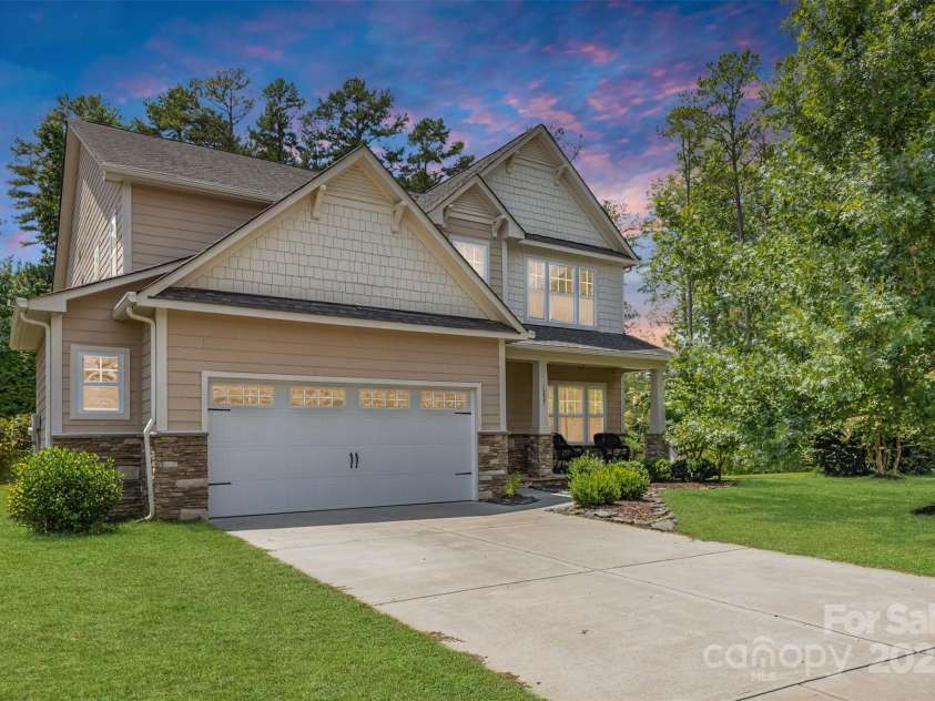 1227 Clover Lane, Matthews, NC 28104.  MLS# CAR4286163, YatesRealty ID 35041. 