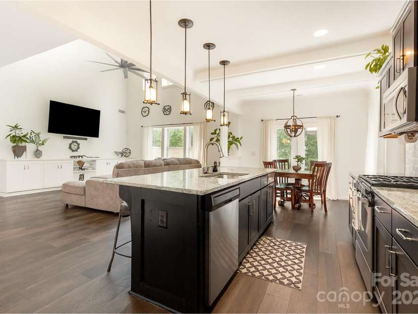 1227 Clover Lane, Matthews, NC 28104.  MLS# CAR4286163, YatesRealty ID 35041. 