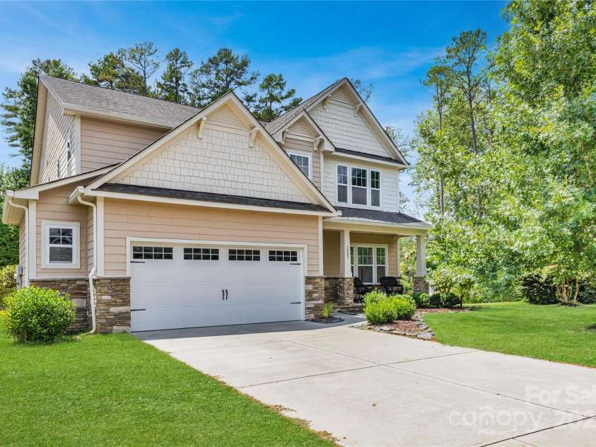 1227 Clover Lane, Matthews, NC 28104.  MLS# CAR4286163, YatesRealty ID 35041. 