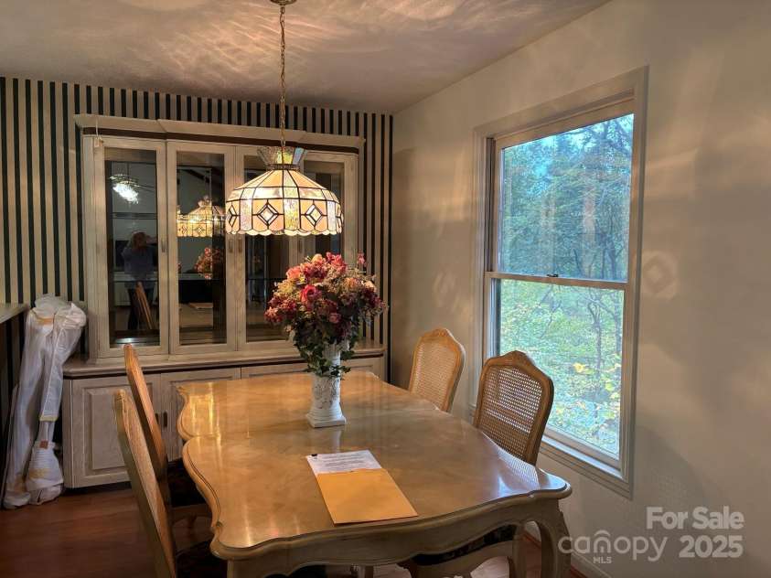 655 Overlook Drive, Spruce Pine, NC 28777.  MLS# CAR4310339, YatesRealty ID 3505. 