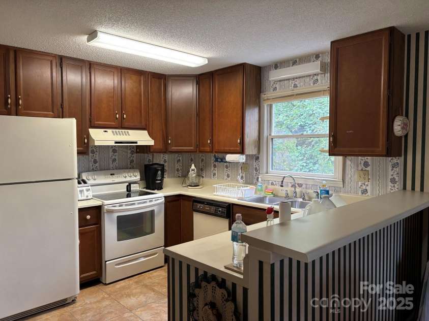 655 Overlook Drive, Spruce Pine, NC 28777.  MLS# CAR4310339, YatesRealty ID 3505. 