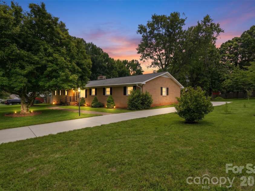 6108 Mallard Drive, Charlotte, NC 28227.  MLS# CAR4396420, YatesRealty ID 35051. 