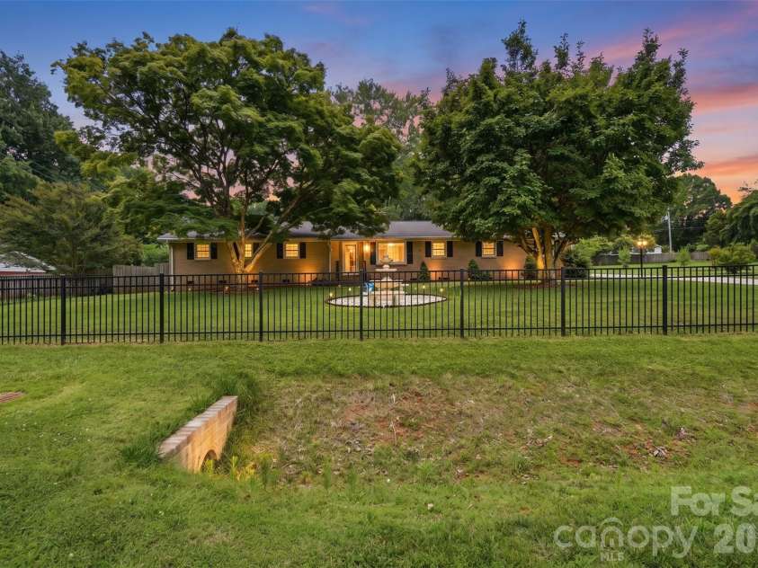 6108 Mallard Drive, Charlotte, NC 28227.  MLS# CAR4396420, YatesRealty ID 35051. 