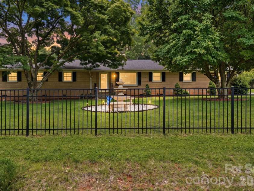 6108 Mallard Drive, Charlotte, NC 28227.  MLS# CAR4396420, YatesRealty ID 35051. 