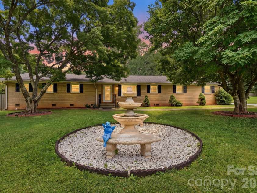6108 Mallard Drive, Charlotte, NC 28227.  MLS# CAR4396420, YatesRealty ID 35051. 