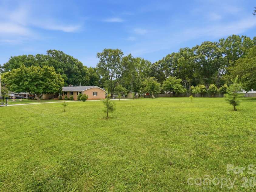 6108 Mallard Drive, Charlotte, NC 28227.  MLS# CAR4396420, YatesRealty ID 35051. 