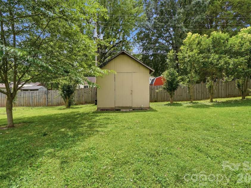 6108 Mallard Drive, Charlotte, NC 28227.  MLS# CAR4396420, YatesRealty ID 35051. 