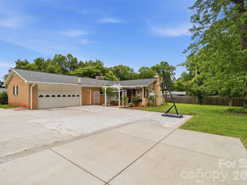 6108 Mallard Drive, Charlotte, NC 28227.  MLS# CAR4396420, YatesRealty ID 35051. 