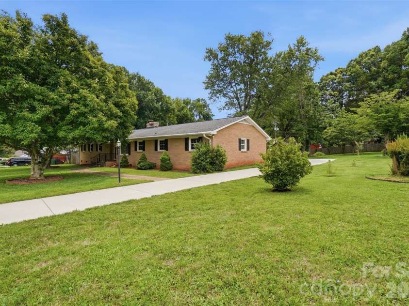 6108 Mallard Drive, Charlotte, NC 28227.  MLS# CAR4396420, YatesRealty ID 35051. Beautiful Flat Yard