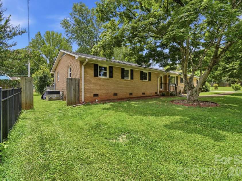 6108 Mallard Drive, Charlotte, NC 28227.  MLS# CAR4396420, YatesRealty ID 35051. Rare Full-Brick Ranch