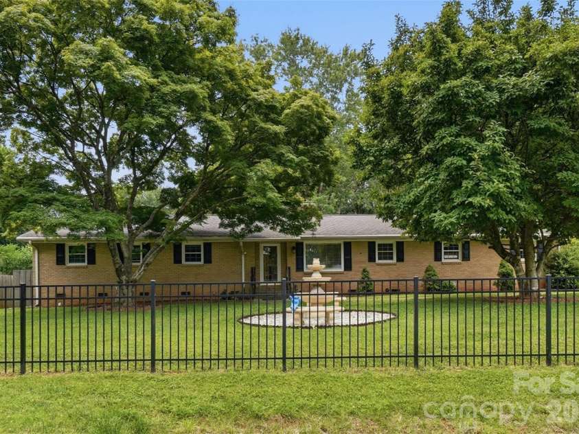 6108 Mallard Drive, Charlotte, NC 28227.  MLS# CAR4396420, YatesRealty ID 35051. Very Desirable Large Lot