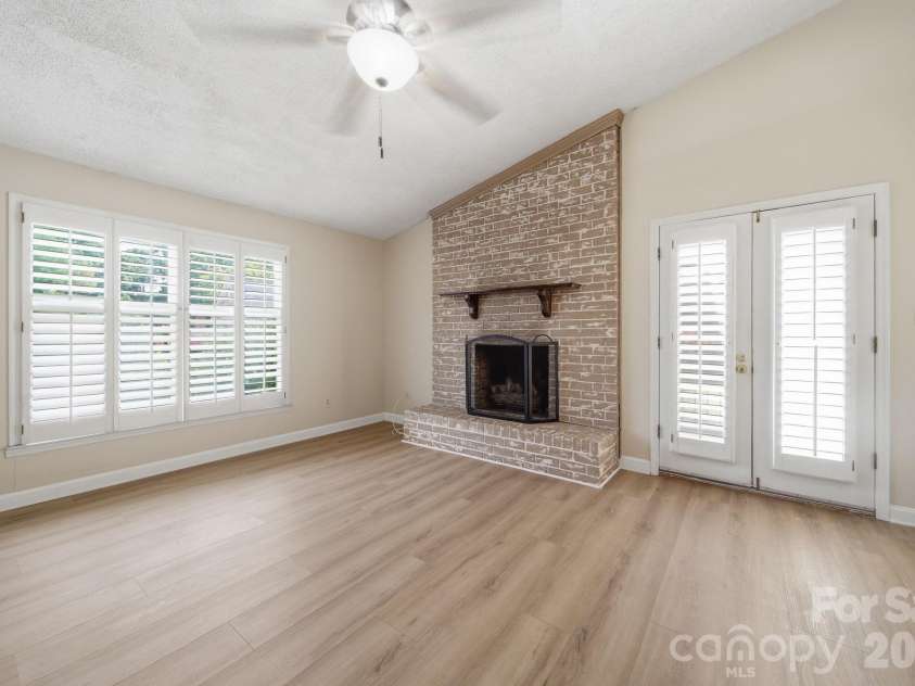 615 Hunter Oak Drive, Kannapolis, NC 28083.  MLS# CAR4398325, YatesRealty ID 35052. 