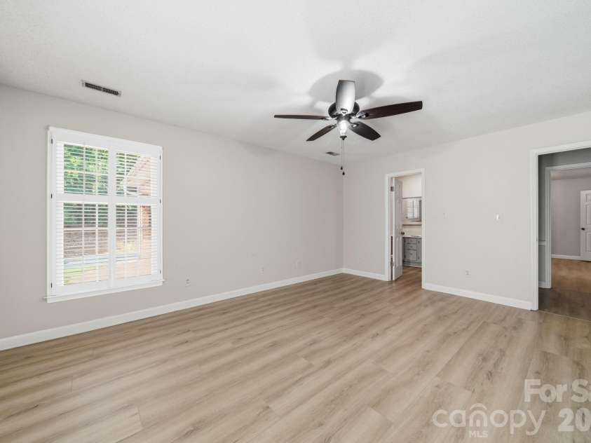 615 Hunter Oak Drive, Kannapolis, NC 28083.  MLS# CAR4398325, YatesRealty ID 35052. 