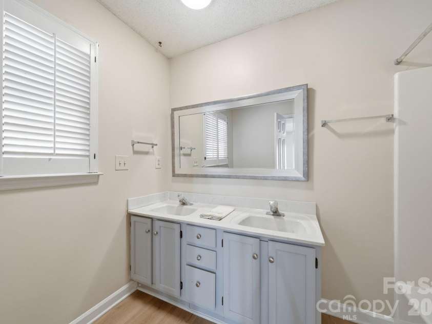 615 Hunter Oak Drive, Kannapolis, NC 28083.  MLS# CAR4398325, YatesRealty ID 35052. 