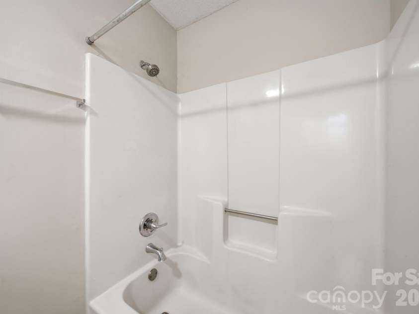 615 Hunter Oak Drive, Kannapolis, NC 28083.  MLS# CAR4398325, YatesRealty ID 35052. 