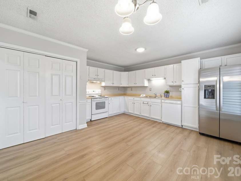 615 Hunter Oak Drive, Kannapolis, NC 28083.  MLS# CAR4398325, YatesRealty ID 35052. 