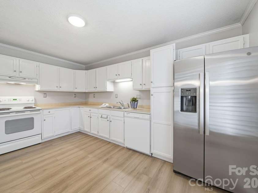 615 Hunter Oak Drive, Kannapolis, NC 28083.  MLS# CAR4398325, YatesRealty ID 35052. 