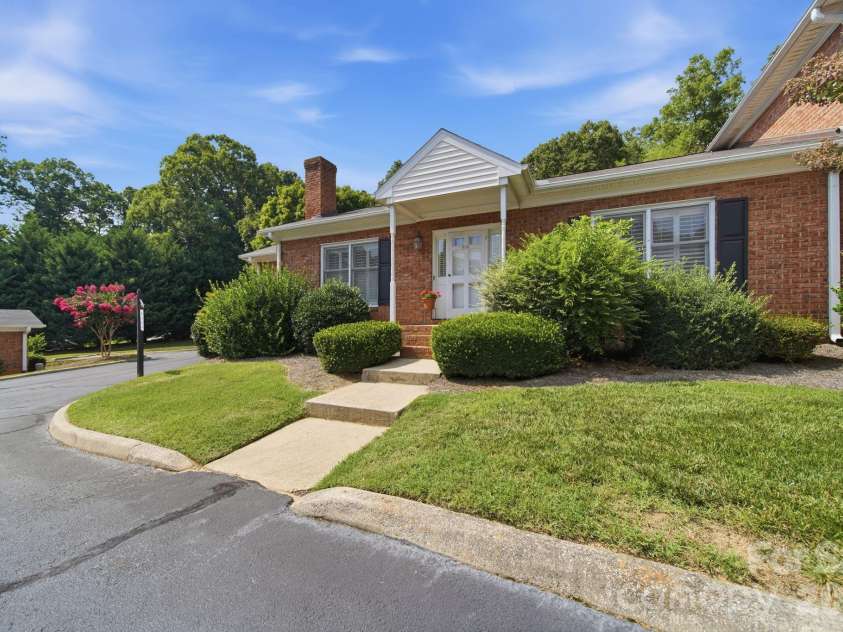 615 Hunter Oak Drive, Kannapolis, NC 28083.  MLS# CAR4398325, YatesRealty ID 35052. 