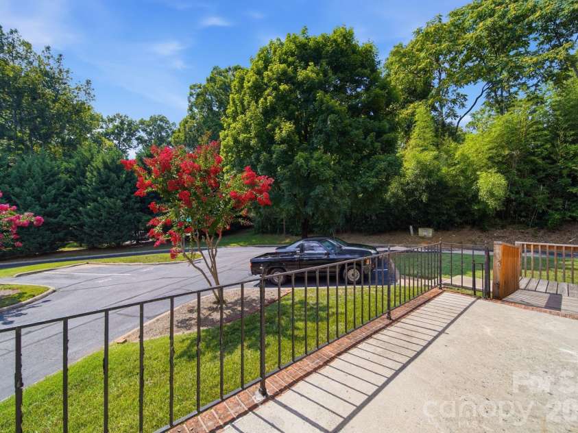 615 Hunter Oak Drive, Kannapolis, NC 28083.  MLS# CAR4398325, YatesRealty ID 35052. 