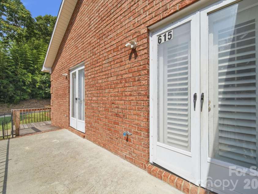 615 Hunter Oak Drive, Kannapolis, NC 28083.  MLS# CAR4398325, YatesRealty ID 35052. 