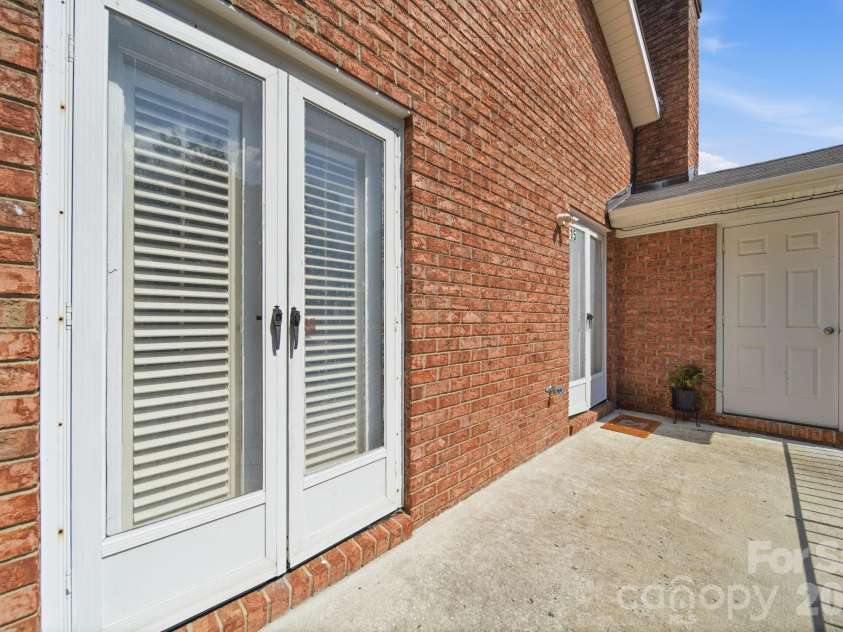 615 Hunter Oak Drive, Kannapolis, NC 28083.  MLS# CAR4398325, YatesRealty ID 35052. 