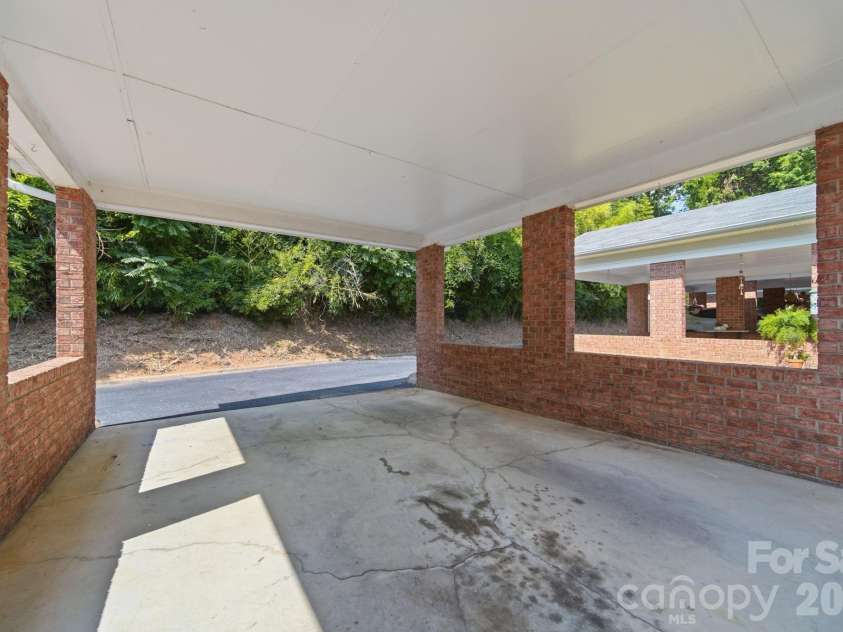 615 Hunter Oak Drive, Kannapolis, NC 28083.  MLS# CAR4398325, YatesRealty ID 35052. 