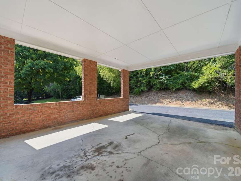 615 Hunter Oak Drive, Kannapolis, NC 28083.  MLS# CAR4398325, YatesRealty ID 35052. 