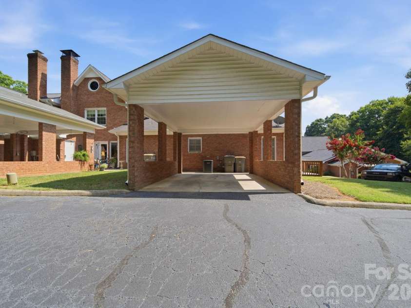 615 Hunter Oak Drive, Kannapolis, NC 28083.  MLS# CAR4398325, YatesRealty ID 35052. 