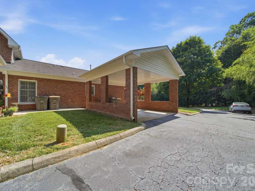 615 Hunter Oak Drive, Kannapolis, NC 28083.  MLS# CAR4398325, YatesRealty ID 35052. 