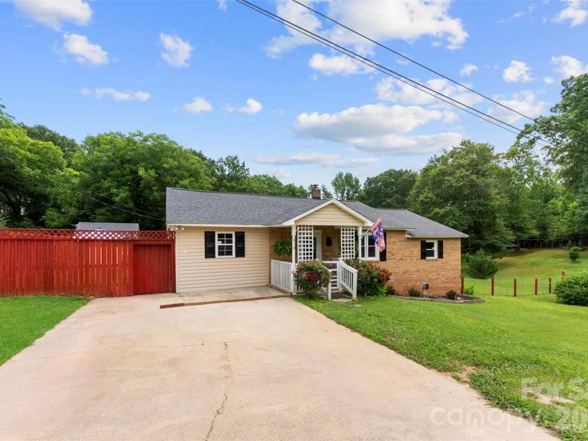 810 Bradley Road, Dallas, NC 28034.  MLS# CAR4391649, YatesRealty ID 35054. 