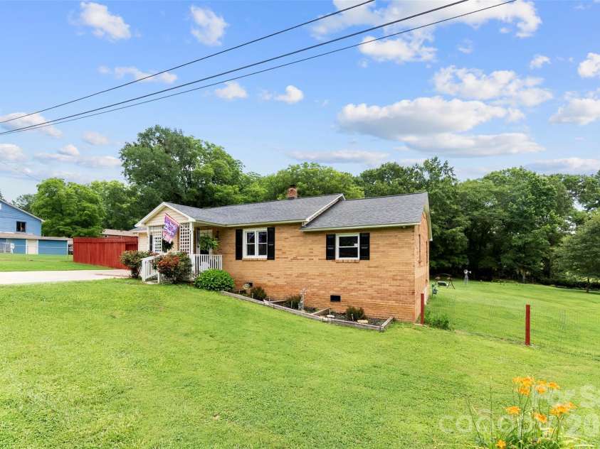 810 Bradley Road, Dallas, NC 28034.  MLS# CAR4391649, YatesRealty ID 35054. 
