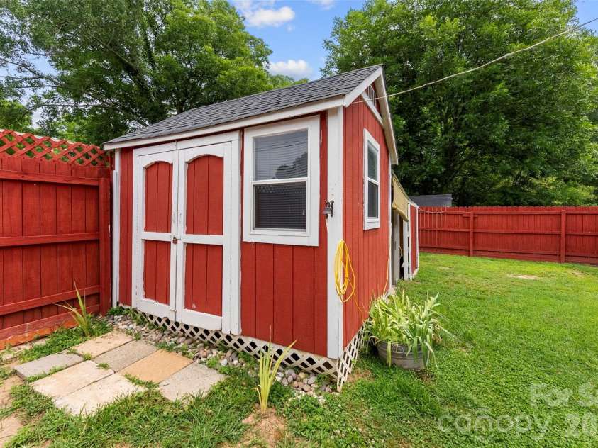 810 Bradley Road, Dallas, NC 28034.  MLS# CAR4391649, YatesRealty ID 35054. 