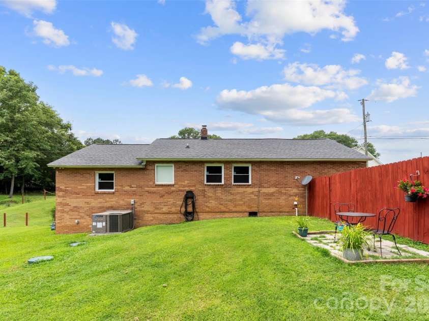 810 Bradley Road, Dallas, NC 28034.  MLS# CAR4391649, YatesRealty ID 35054. 