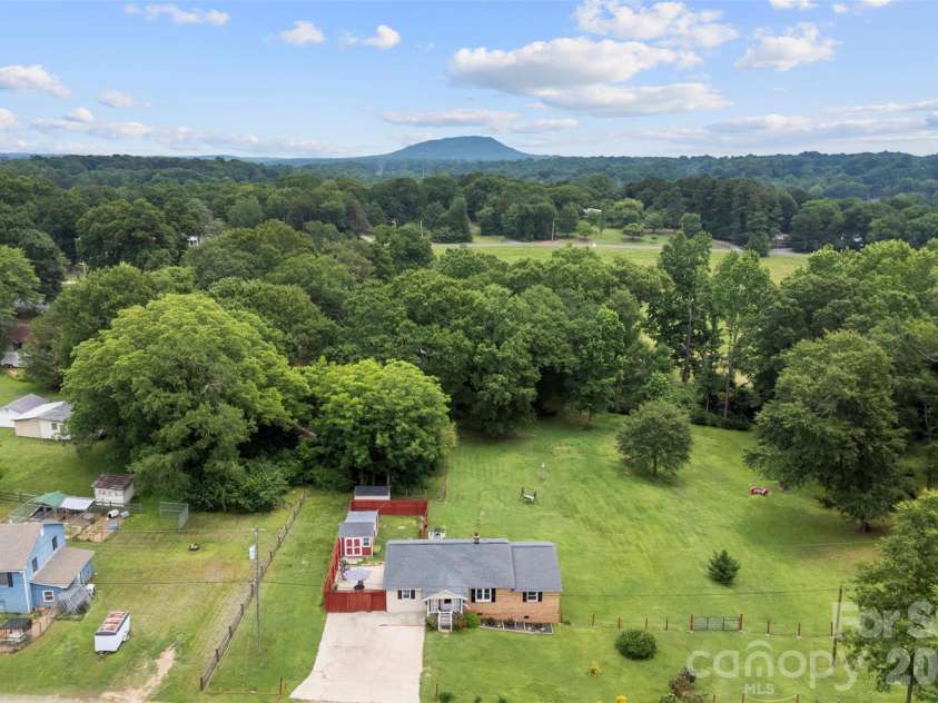 810 Bradley Road, Dallas, NC 28034.  MLS# CAR4391649, YatesRealty ID 35054. 