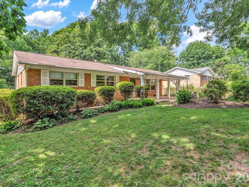 67 Wagon Road, Asheville, NC 28805.  MLS# CAR4392623, YatesRealty ID 35055. 